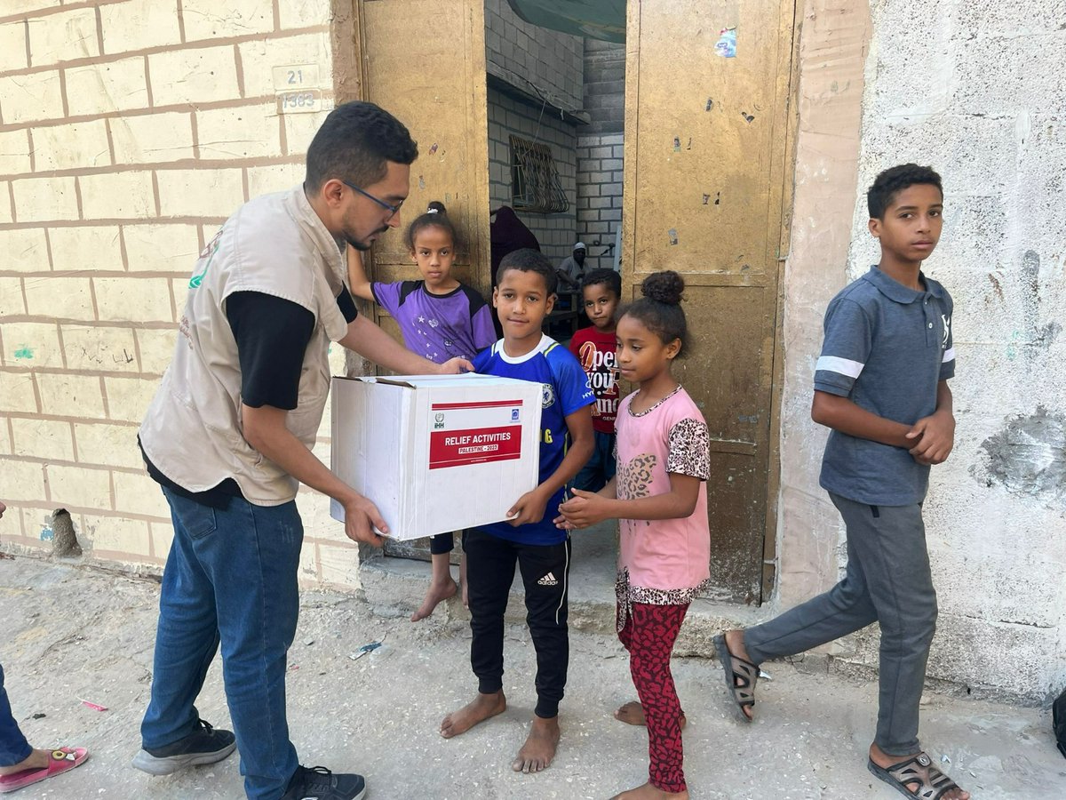 Binteadam31's tweet photo. Palestinian Muslims are homeless, starving, injured, and have left nothing to survive. Show
your support for them and donate generously to the @Alkhadimat Foundation to rehabilitate
them. . Donate now: https://t.co/JtaN7vkfX7 #AlkhidmatInPalestine https://t.co/6vHRk7wAR7