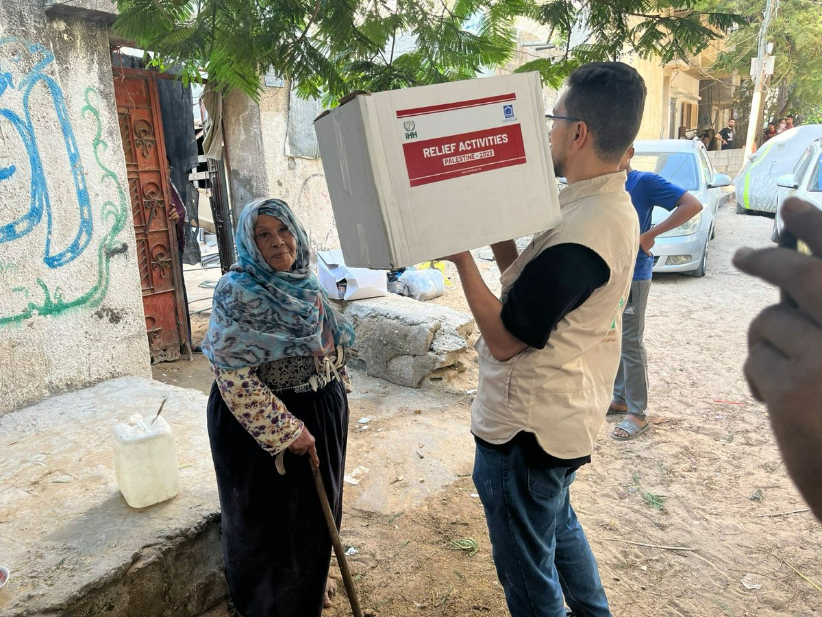 Binteadam31's tweet photo. Palestinian Muslims are homeless, starving, injured, and have left nothing to survive. Show
your support for them and donate generously to the @Alkhadimat Foundation to rehabilitate
them. . Donate now: https://t.co/JtaN7vkfX7 #AlkhidmatInPalestine https://t.co/6vHRk7wAR7