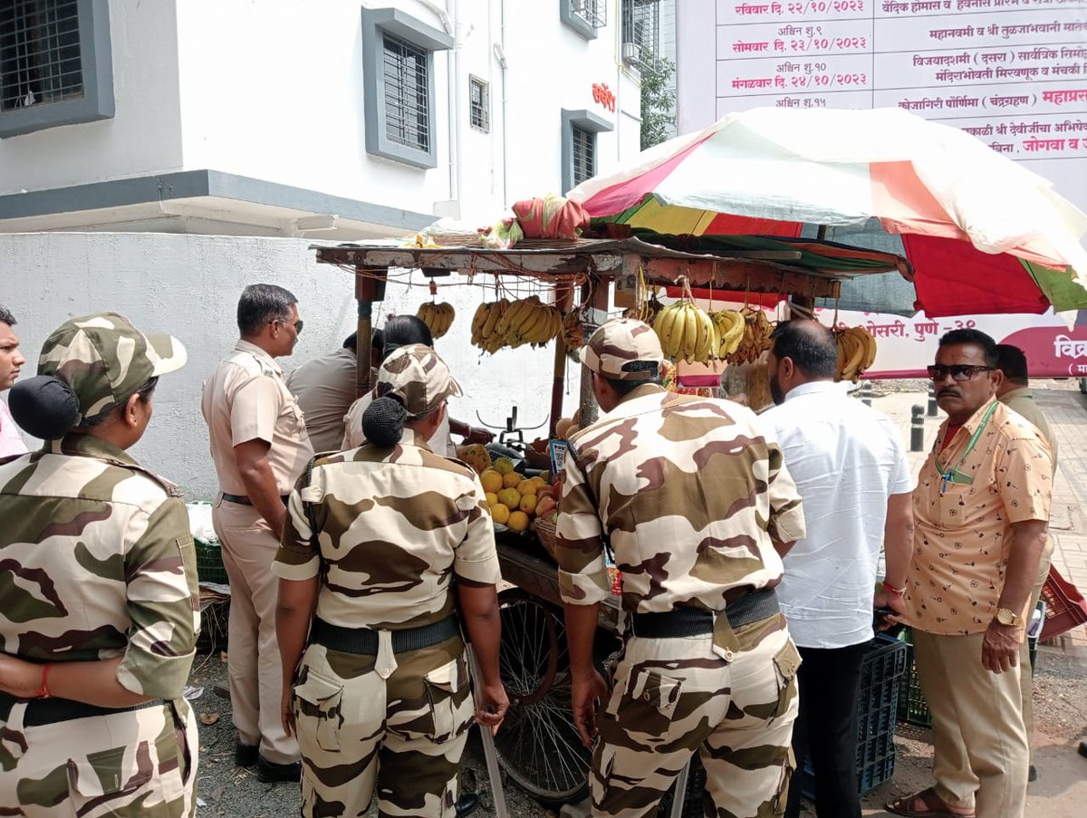 अतिक्रमण कारवाई

दि. १६ ऑक्टोबर २०२३ रोजी 'क' क्षेत्रिय कार्यालयाअंतर्गत अतिक्रमण कारवाई करण्यात आली. यात तीन चाकी वाहने, एक चारचाकी वाहन, एक वजन काटा, गॅस टाकी, हातगाडी इ. जप्त करण्यात आले.

#PCMCSmartSarathi #PCMC #PCMCupdate #अतिक्रमण_कारवाई
