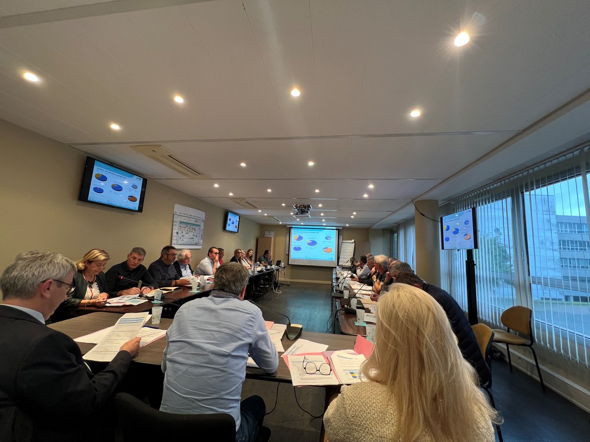 🗂 Compte rendu du comité syndical
🔍 Bilan 2022 : Réalisations, efforts collectifs, engagement pour l'eau.
💧 #Eau adoucie : Avantages, économies, impact environnemental.
🤝 Merci à nos élus pour leur implication. #EauDuDunkerquois