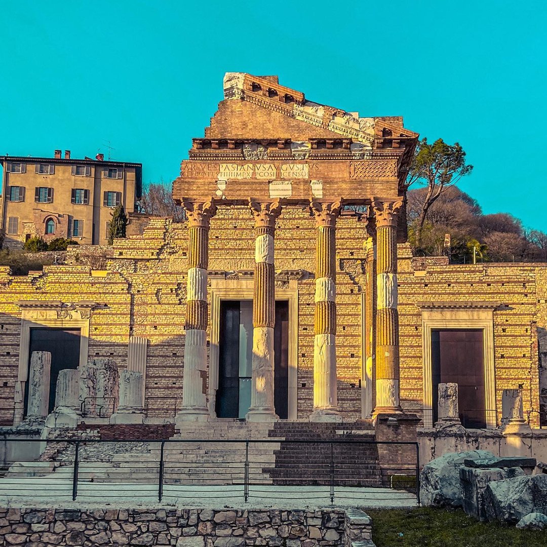 La maestosità di #Brescia antica al tramonto: l'ora migliore per visitare il Parco Archeologico di Brescia Romana, Patrimonio Mondiale dell’Umanità dall’<a href="/UNESCO/">UNESCO 🏛️ #Education #Sciences #Culture 🇺🇳</a>. Scopri i suoi tesori 👉bit.ly/2UjHYcg  

📷 IG @ travelabons 
#VisitBrescia <a href="/inLOMBARDIA/">inLOMBARDIA</a> <a href="/Italia/">Italia.it</a>