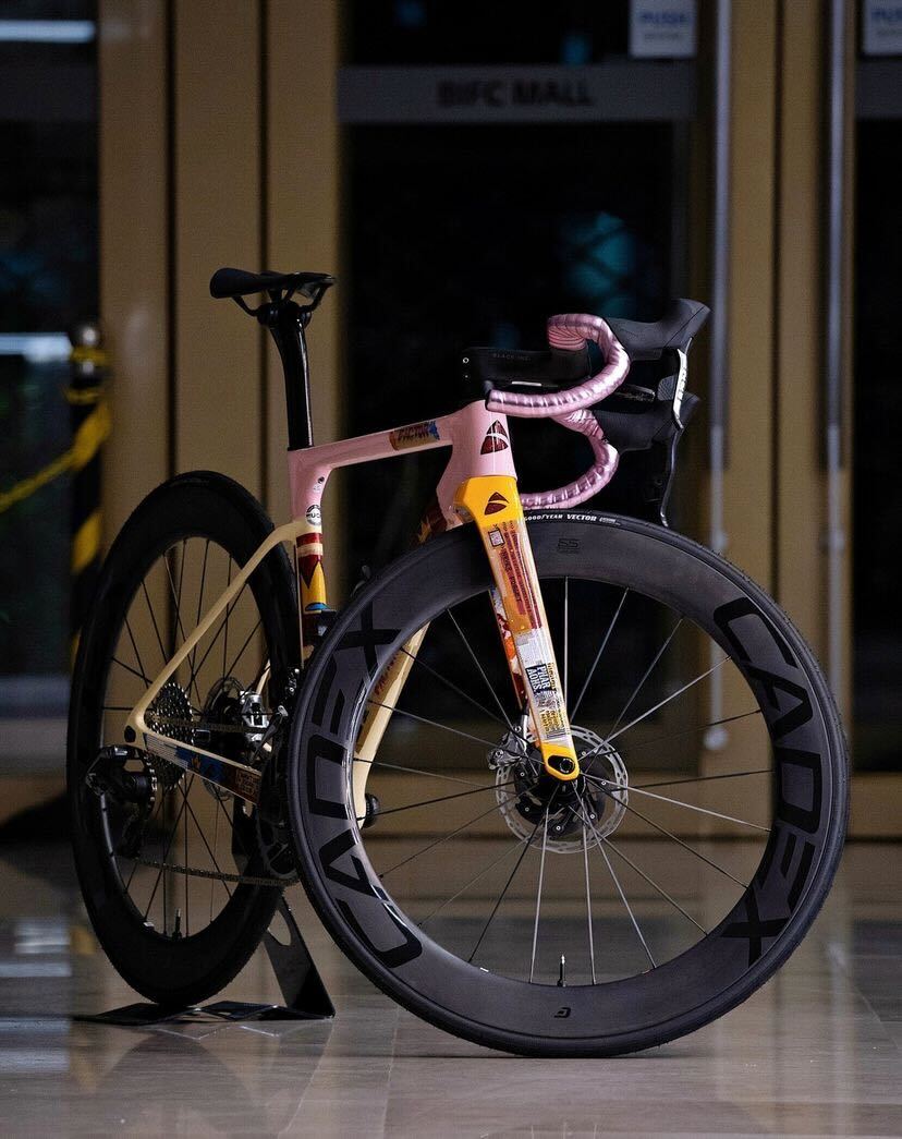 CADEXCycling's tweet photo. The crew over at Work Out Bicycle Shop built up one of Duke Agyapong's beautiful Factor Bikes OSTRO VAM framesets, spec'ing it with a super-fast 65 Disc WheelSystem and an ultralight Boost saddle. 

#FactorOSTRO
#BuiltWithCADEX
#overachieve https://t.co/jxfDCkSvLO