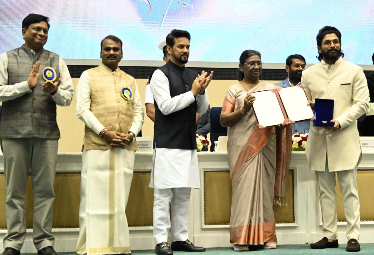 Pan-India star Allu Arjun receives National Film Award for his film - Pushpa at Vigyan Bhawan, New Delhi today.

@alluarjun | @Anurag_Office | @rashtrapatibhvn | #NFAWithDD | #NFA | #NFDC | #NationalFilmAwards | @MIB_India | @nfdcindia | #राष्ट्रीयफिल्मपुरस्कार