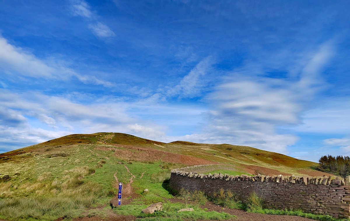 smoggiewalks's tweet photo. The Hills are calling #getoutside #BorderCollie #breconbeacons #dogsoftwitter #BannauBrycheiniog #explorelocal #beaconsway #toryfoel @DerekTheWeather @OrdnanceSurvey @ExploreBreconB @VisitBrecon @BeaconsPhotos @BBCWthrWatchers https://t.co/jmHsAQv3Qp