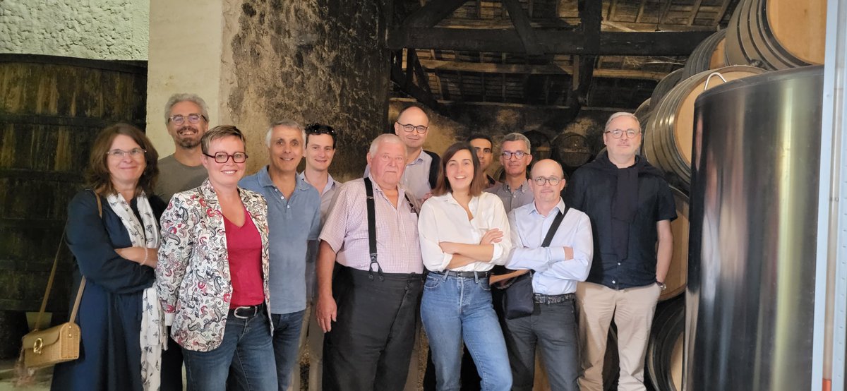 Ruranot's tweet photo. Retrouvailles dans le Cognaçais🍇pour les membres de @Ruranot  le WE dernier. Découverte des spécificités viticoles de cette belle région et des caractéristiques de l'appellation #cognac. #convivialité #rural https://t.co/cyqP5rqPW1