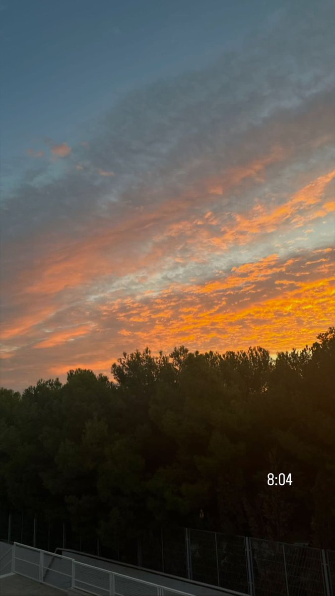 carmenherranzz_'s tweet photo. empieza la época del cielo bonito mientras llegas a clase>>> https://t.co/PN3T1durEr