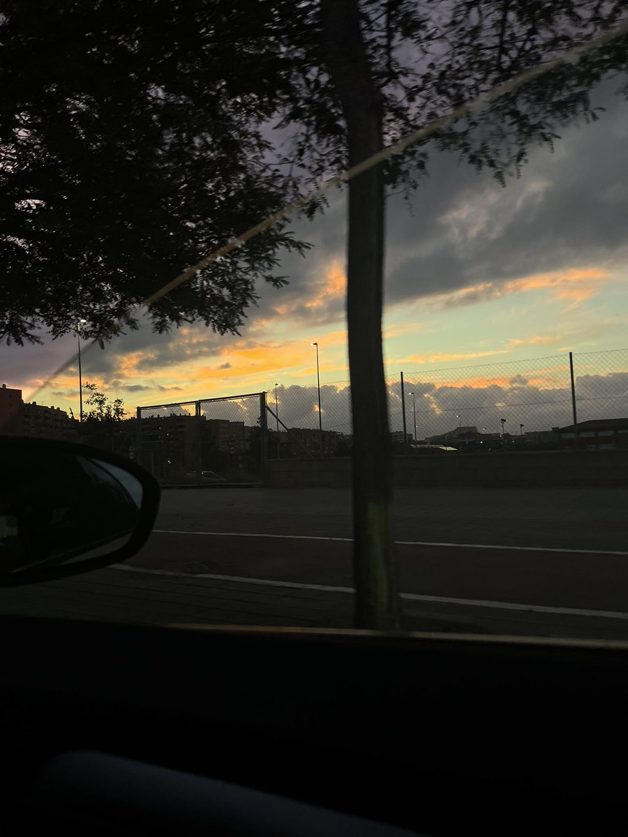 carmenherranzz_'s tweet photo. empieza la época del cielo bonito mientras llegas a clase>>> https://t.co/PN3T1durEr