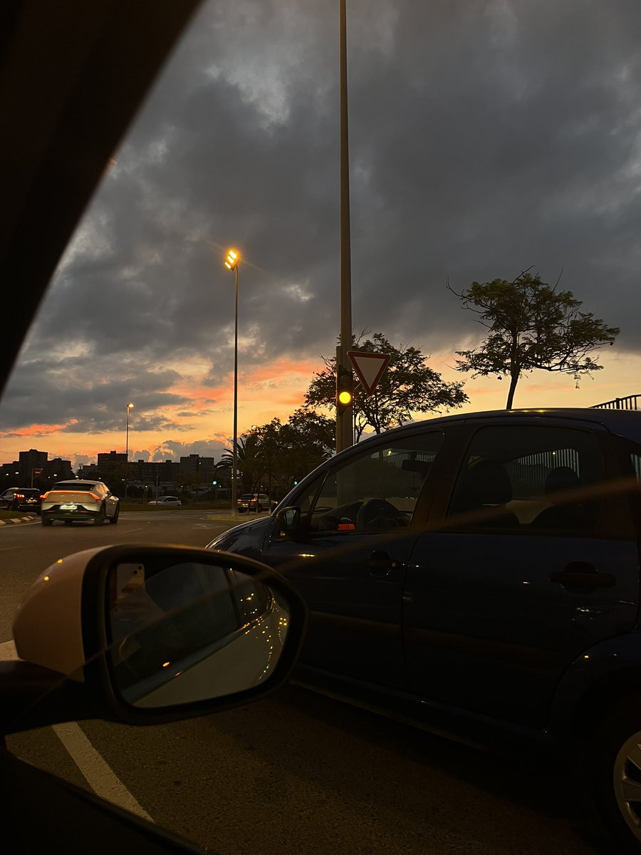 carmenherranzz_'s tweet photo. empieza la época del cielo bonito mientras llegas a clase>>> https://t.co/PN3T1durEr