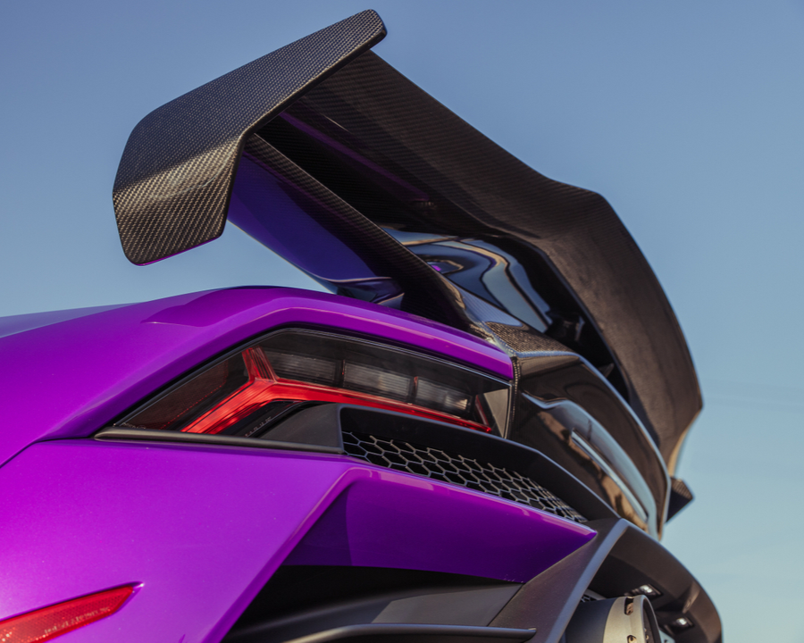 BaanVelgen's tweet photo. This vibrant purple Lamborghini Huracan EVO has been modified with some impressive upgrades. One notable addition is the Vorsteiner 20”/21” VPX-101 Forged Monoblock Wheels finished in Smoked Sunbeam. Additionally, the Huracan features Vorsteiner carbon fiber components, including https://t.co/awfFdhaPRJ
