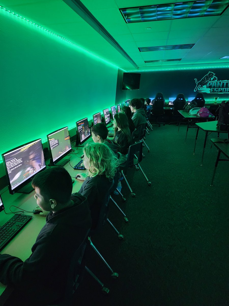 robinrenee's tweet image. If it's Tuesday it must be Minecraft Club!  @RidgeviewMS  #rrisdtech #rrisdesports #minecraftedu