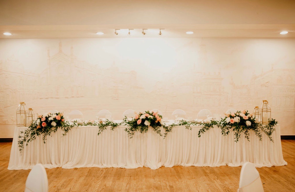 antrweddings's tweet photo. This simple flowing chiffon head table creates elegance for the focal point. The addition of gold lanterns and floral arrangements brings the design together

#hamiltonwedding #hamiltonweddings #hamontweddings #hamiltonweddingdecor #hamiltonweddingdecorator #Hamiltonweddingrental https://t.co/p7XeildiOE