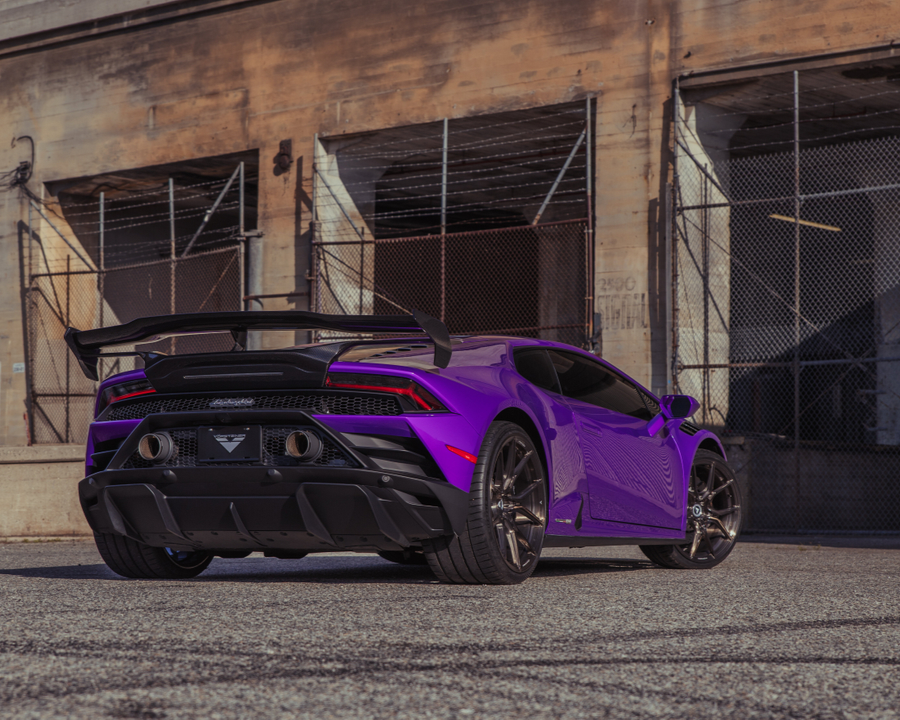 BaanVelgen's tweet photo. This vibrant purple Lamborghini Huracan EVO has been modified with some impressive upgrades. One notable addition is the Vorsteiner 20”/21” VPX-101 Forged Monoblock Wheels finished in Smoked Sunbeam. Additionally, the Huracan features Vorsteiner carbon fiber components, including https://t.co/awfFdhaPRJ