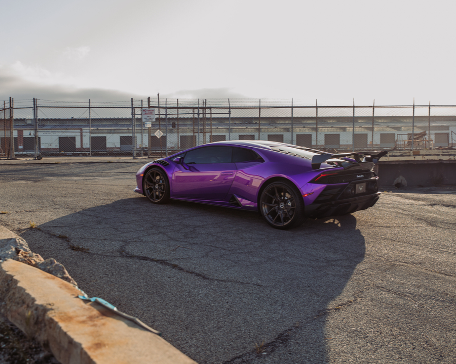 BaanVelgen's tweet photo. This vibrant purple Lamborghini Huracan EVO has been modified with some impressive upgrades. One notable addition is the Vorsteiner 20”/21” VPX-101 Forged Monoblock Wheels finished in Smoked Sunbeam. Additionally, the Huracan features Vorsteiner carbon fiber components, including https://t.co/awfFdhaPRJ
