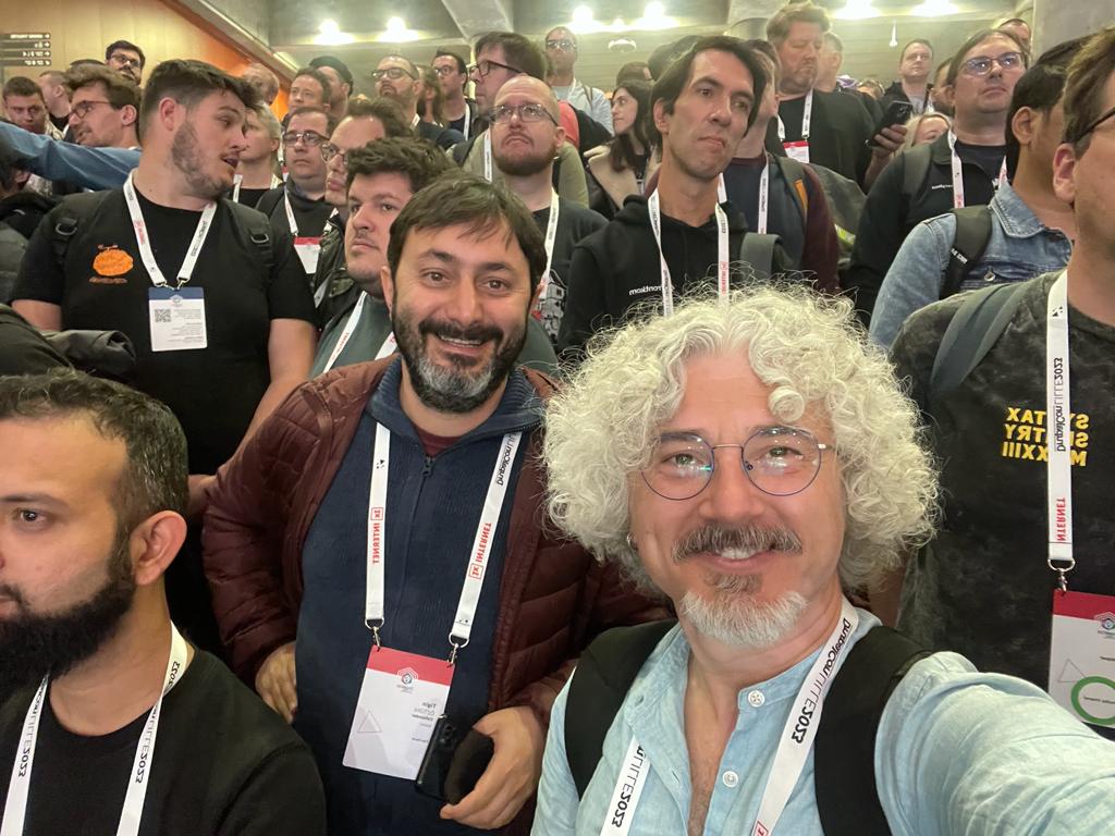 binbiriz's tweet image. Binbiriz ve @diwowi_tech olarak katıldığımız #DrupalCon @Dries&apos;in #Drupal güncellemesi, #AçıkKaynak web ve dijitaldeki rolü ile başladı. Farklı deneyimler ile devam ediyor🚀
  #DrupalConLille #DrupalConEur