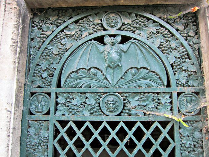 DrSamGeorge1's tweet photo. GRAVEYARD BATS #Bats have long been associated with graveyards at dusk; in 1832 Darwin confirmed the existence of the 'vampire bat'; inspiring gloriously dark symbolism. Bats at Père Lachaise Cemetery; photos Allison Meier #31daysofhalloween https://t.co/3dsDT0d6mk