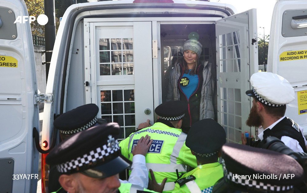 La militante ecologista sueca Greta Thunberg fue detenida en Londres durante una manifestación con motivo de la primera jornada de un evento que reunía a altos dirigentes de la industria del petróleo y el gas. Fue detenida por dos policías e introducida en un furgón #AFP