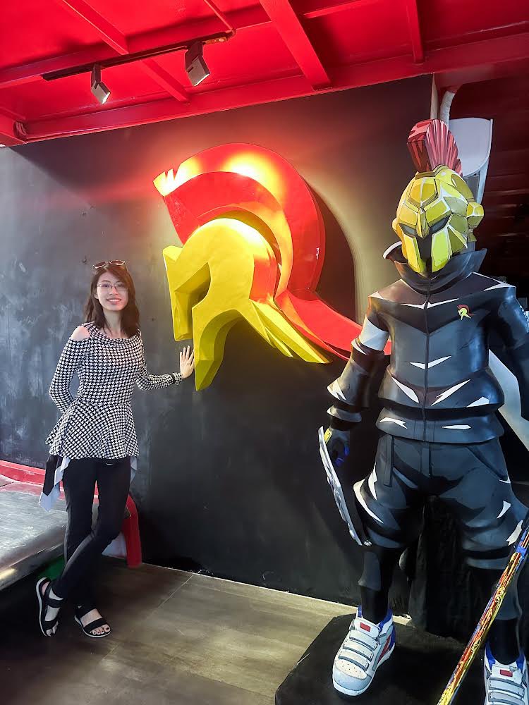 RaiJinMei1's tweet photo. Got a quickie tour @RumbleRoyalePH office, it was an honor! Also special cameo of a @revmajorph shirt signed by visiting Tekken pros from 2022! 😍 #games #ootd #explore #videogames #explore #rumbleroyale #fgc #office https://t.co/sGEkKOLEWN