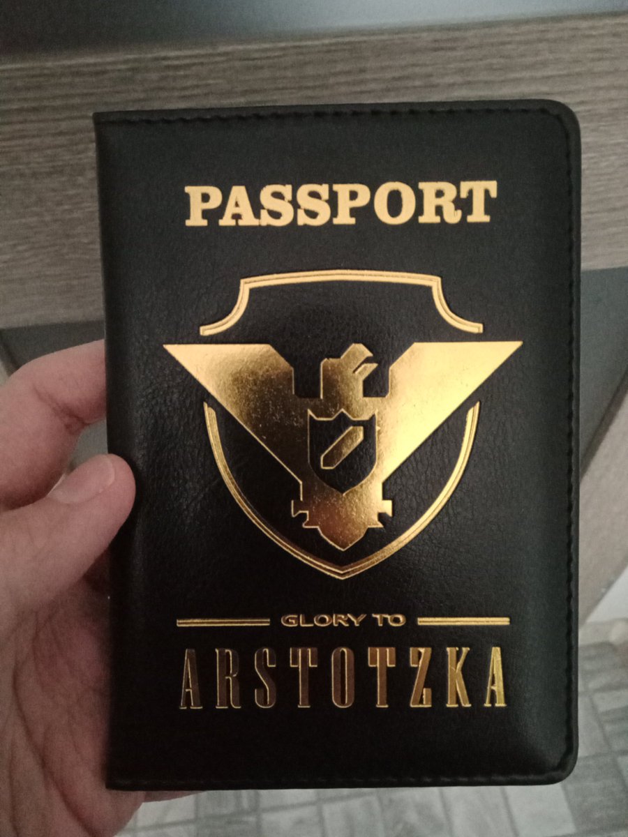 OpoznionyGracz's tweet image. Kupiłem u Pana Chińczyka etui na paszport. Fituje? 🥰 #PaperPlease #Arstotzka #Aliexpress