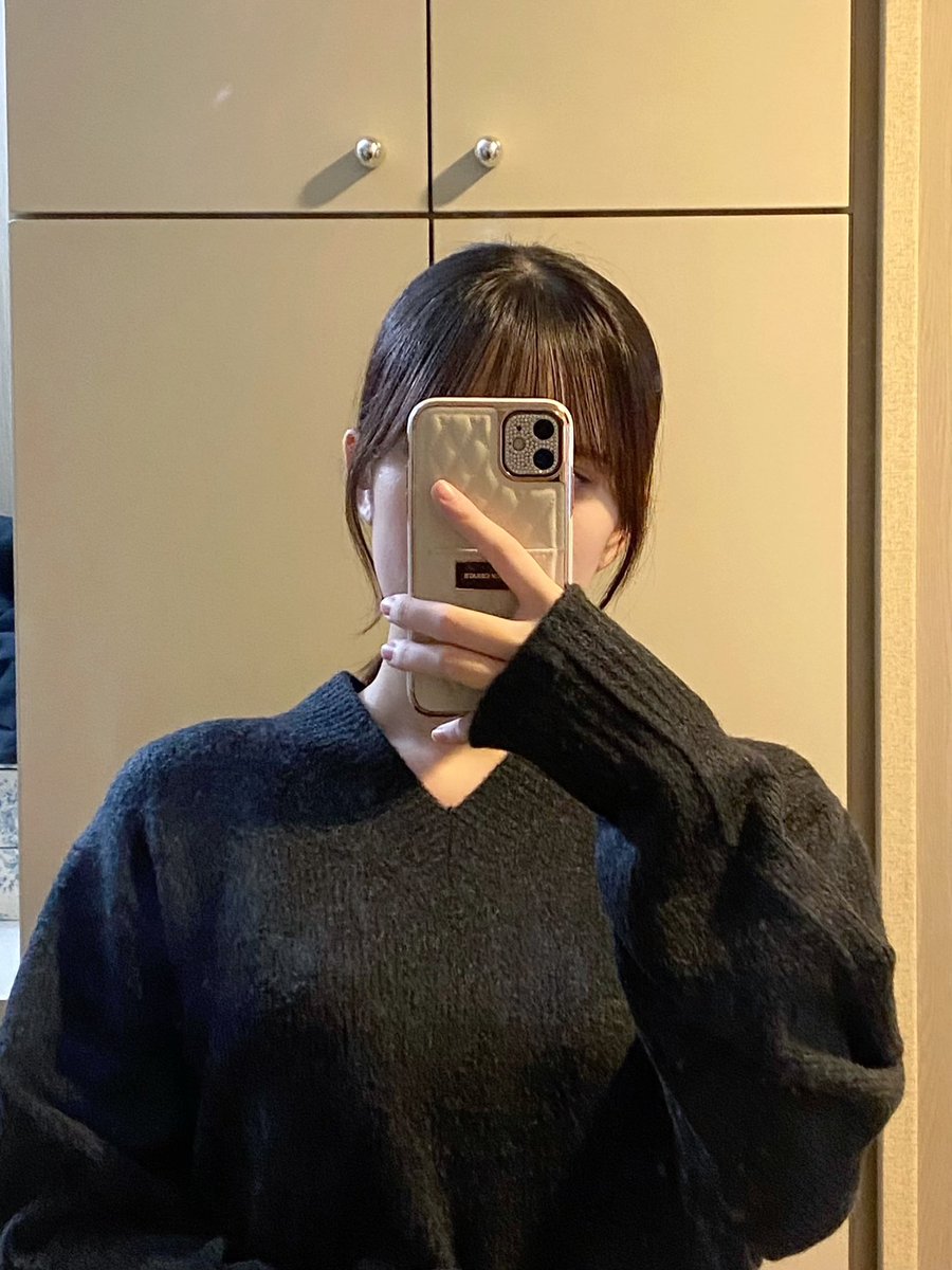 みて〜このVネックセーターかわいい^ ̳ට ̫ ට ̳^ GUのブラッシュドヤーンVネックセーターだよ❄️ふわふわであったかいし、丈が長くてワンピースっぽく着れてあざとかわいい👍🏻あざとく着れるけど、メンズ商品だから色が落ち着いてて甘くなりすぎないところも好き💘
#PR #GU