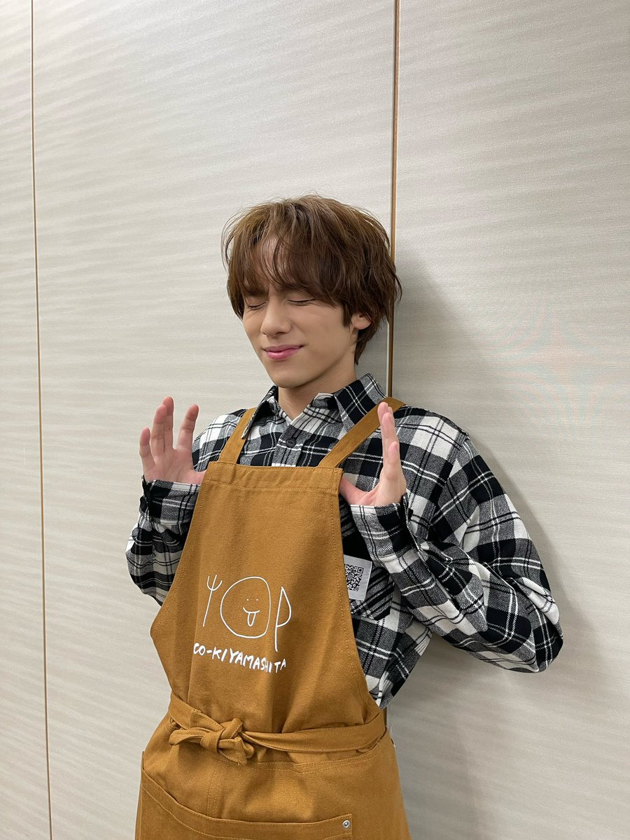 ベルクとのオリジナルエプロンにご満悦です🧣