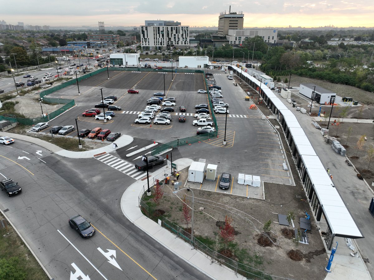 FinchWestLRT's tweet photo. Crews have completed the installation of the 200 m canopy that connects to Humber College campus. It was installed in 36 sections, which included overhead, cladding and glassworks. This will provide commuters a safe path to and from the campus to the station. https://t.co/PA1E0Dx1y6