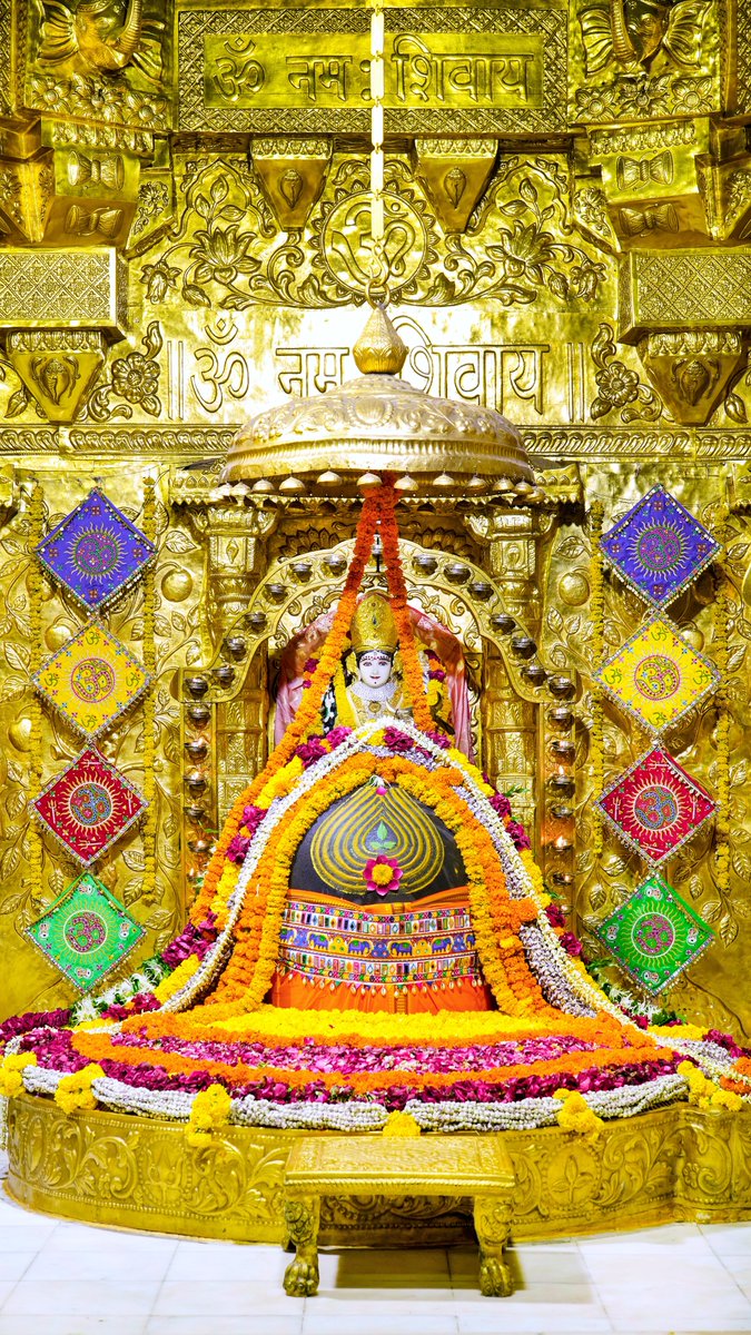श्री सोमनाथ महादेव मंदिर,
प्रथम ज्योतिर्लिंग - गुजरात (सौराष्ट्र)
दिनांकः 17 अक्टूबर 2023, आश्विन शुक्ल तृतीया - मंगलवार
सायं शृंगार
10235704
#bhakti
#mahadeva
#somnath
#shree_somnath_trust
#Somnath_Temple
#Pratham_Jyotirlinga