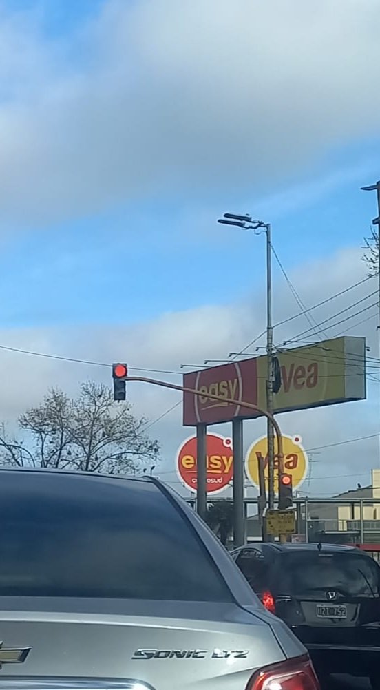 rmariesc's tweet photo. @diegokravetz @Nestorgrindetti Este es desde av Raul Alfonsín hacia Hipólito Yrigoyen.  El tiempo que dura el color amarillo es muy breve y es imposible calcular el tiempo de cruce, por lo tanto, o me ponen una multa por cruzar en rojo o por detenerme en la línea de frenado, todo tiene el mismo fin. Recaudar. https://t.co/CsvZ25xBGq