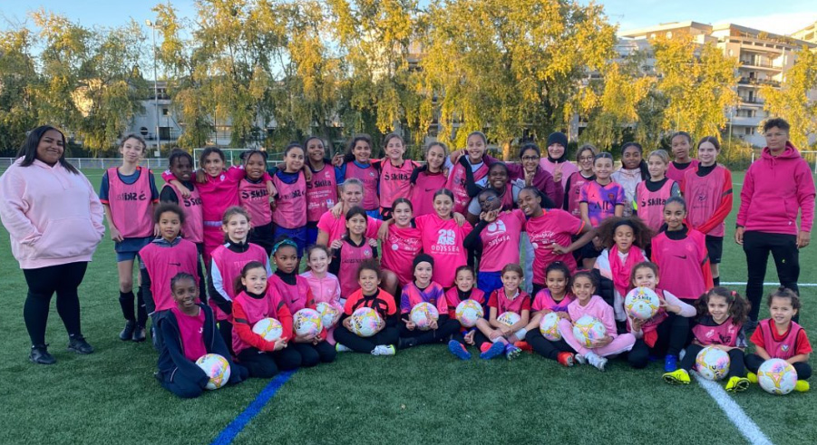 Les féminines du #FCMA (U9, U11, U13, U15, U18 et Seniors F) sont venues toutes vêtues de rose à l’entraînement afin de soutenir #OctobreRose, un mois pour sensibiliser au dépistage du cancer du sein 🎗️💗