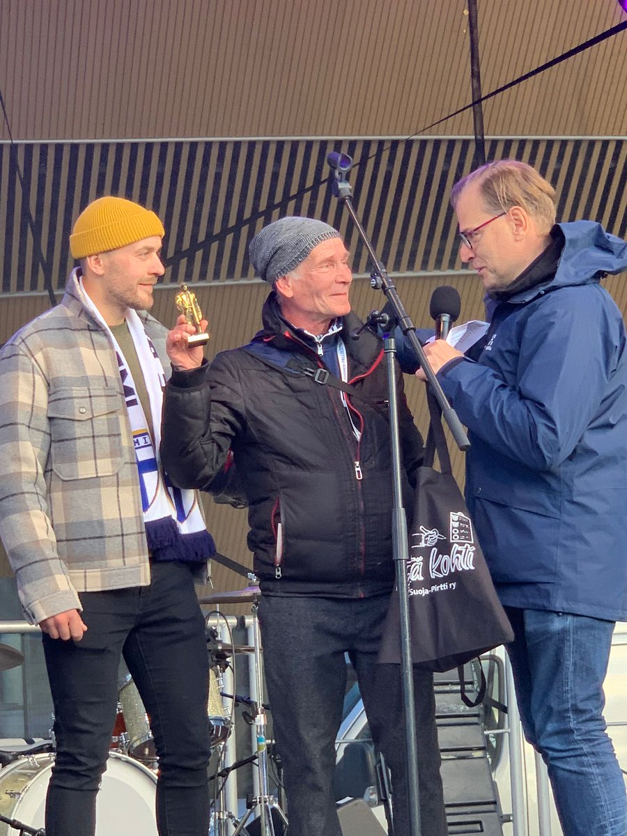 Tänään <a href="/Asunnottomienyo/">Asunnottomien yö</a> päätapahtumassa Kansalaistorilla Helsingissä. Oli ilo luovuttaa Arskan patsas -palkinto Homeless Academy ry:lle. Palkinnon vastaanottivat yhdistyksen perustajajäsen ja toiminnanohjaaja Ari "Huli" Hulden ja pj Joni Sivula.
#homelessacademy
#suojapirtti
1/2