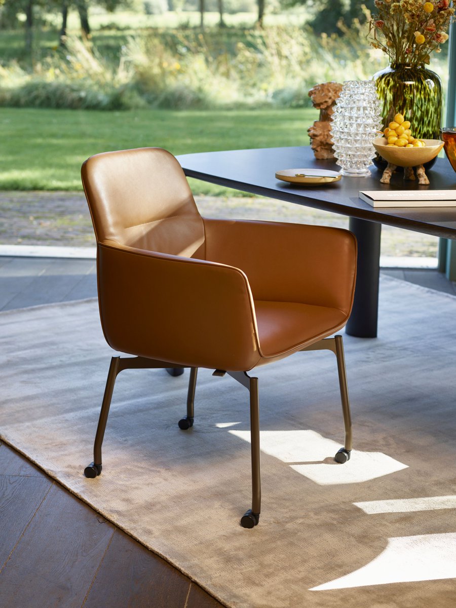 KoosKluytmans's tweet photo. Een mooie combinatie van de leolux Gyon en de Tico. Ontworpen door Christian Werner en Beck Design. https://t.co/v4hjyPf1Lx