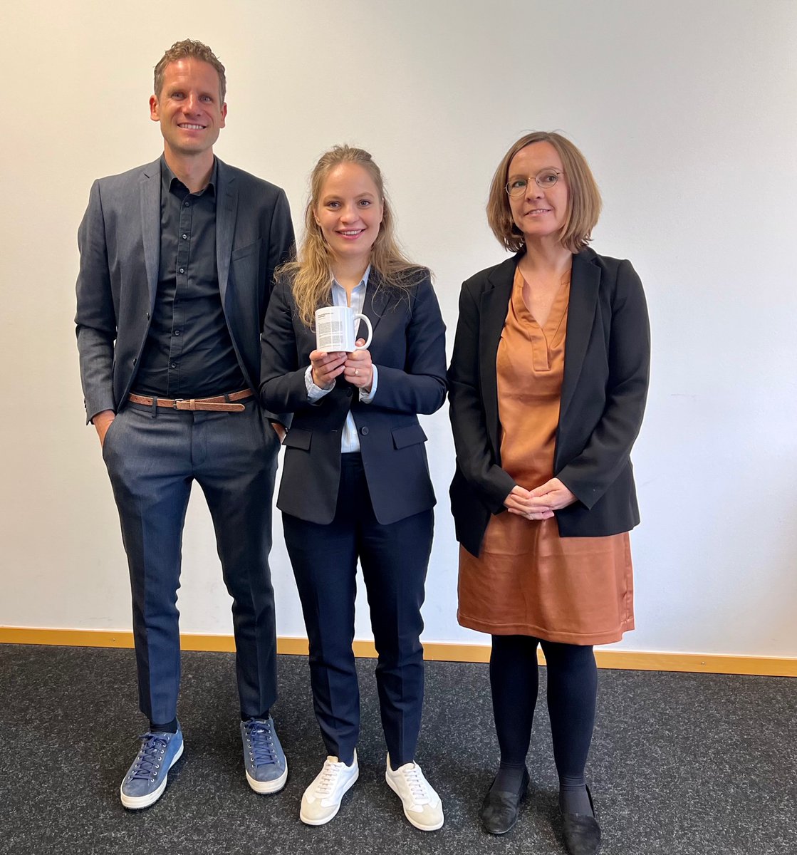ProfKunze's tweet photo. 🥳🎓Herzlichen Glückwunsch an Edda Glase zur heutigen erfolgreichen Verteidigung ihre Dissertation an der @UniKonstanz zur Förderung von #DigitalenKomptenzen von Beschäftigten! Die Promotion ist im Rahmen des #DigiReady Projekts mit der @AgenturQ entstanden https://t.co/cLmA6fC6ci