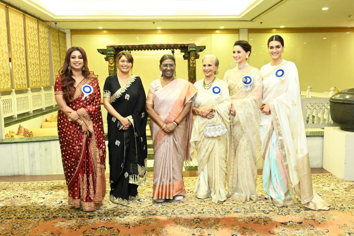 A memorable moment for all the #NationalFilmAward winners as they all posed with President Droupadi Murmu!

@aliaa08 @rashtrapatibhvn @alluarjun @ianuragthakur @kritisanon @shreyaghoshal @ssrajamouli @MIB_India @nfdcindia 

#NFAonDD #NationalFilmAwards #NFA #NFDC