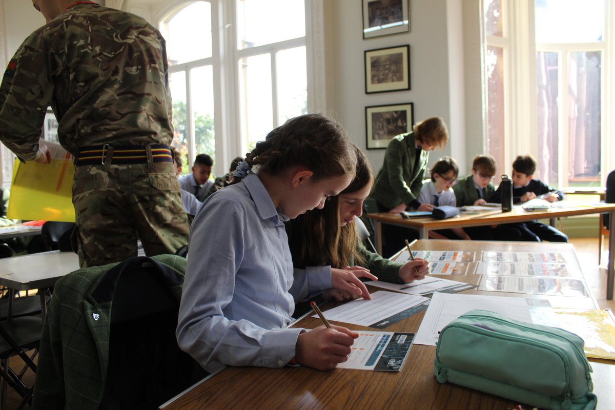 This week the @armystem team are here inspiring our future scientists & engineers. Today's workshops are with Year 8. Great work from the team and pupils. 👏@Tranby_Careers #inspiringsubjectpassion #nurturingpotential