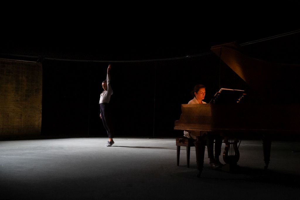 LaClassicaRadio's tweet photo. Liefhebber van Claude Debussy? Op woensdag 25/10 brengen danseres Lisbeth Gruwez en pianiste Claire Chevallier 'Piano Works Debussy'.  Afspraak om 20u in de Stadsschouwburg van Sint-Niklaas. Meer details op https://t.co/6hWSLWX2fI. https://t.co/tZy4bv5Ao7