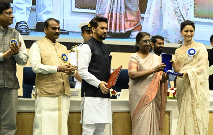 Actress Alia Bhatt receives her very first National Film Award for Gangubai Kathiawadi.

@nfdcindia @official_dff @MIB_India @aliaa08 
 
#NFAonDD #NationalFilmAwards #NFA #NFDC  #AliaBhatt