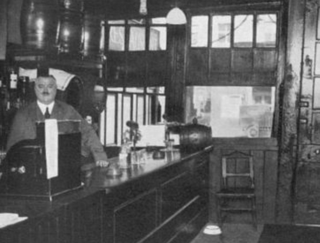 Britains___Pubs's tweet photo. The Cock Tavern, #Islington, #LondonA Barman of the 'Hoop & Grapes' on #ButchersRow, #Aldgate, #London - Still Trading 🍻
The Hoop & Grapes alleges to be the oldest licensed public house in the 'city of London' & survived the grat fire of 1666. @Hoopandgrapes
Join us on YouTube
https://t.co/bNiKKBBisu
Join us on Instagram: https://t.co/O9eKmLykNi
@VinnieSull1van @ChelseaDan5 @mongsley @BrothersUncaged @WesternH3ritge @Full_3nglish