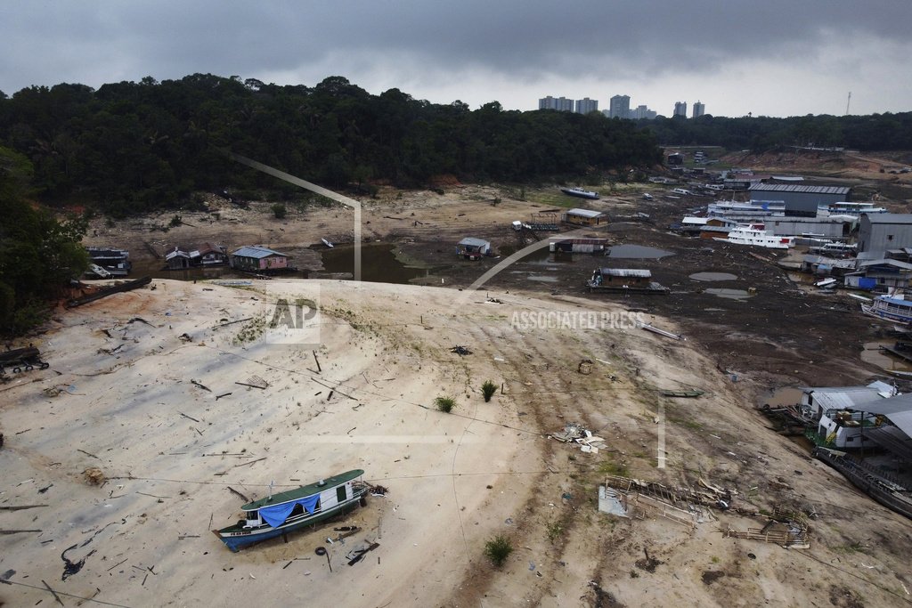 DLBiller's tweet photo. Shocking images of the Amazon's drought as water level of its main tributary, the Negro River, dropped to a record low. 
📷@edmarbarros https://t.co/jLPOB1MWw7