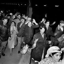 ForumFrAl's tweet photo. Le 17 octobre 1961, des hommes et des femmes périrent pour avoir simplement revendiqué leur dignité et leur droit à l’égalité. Leur courage et leur sacrifices demeurent une source d’inspiration inébranlable. Gloire à eux. #Justice #Égalité #Mémoire #Algerie #France https://t.co/a7Q6QLAj3c
