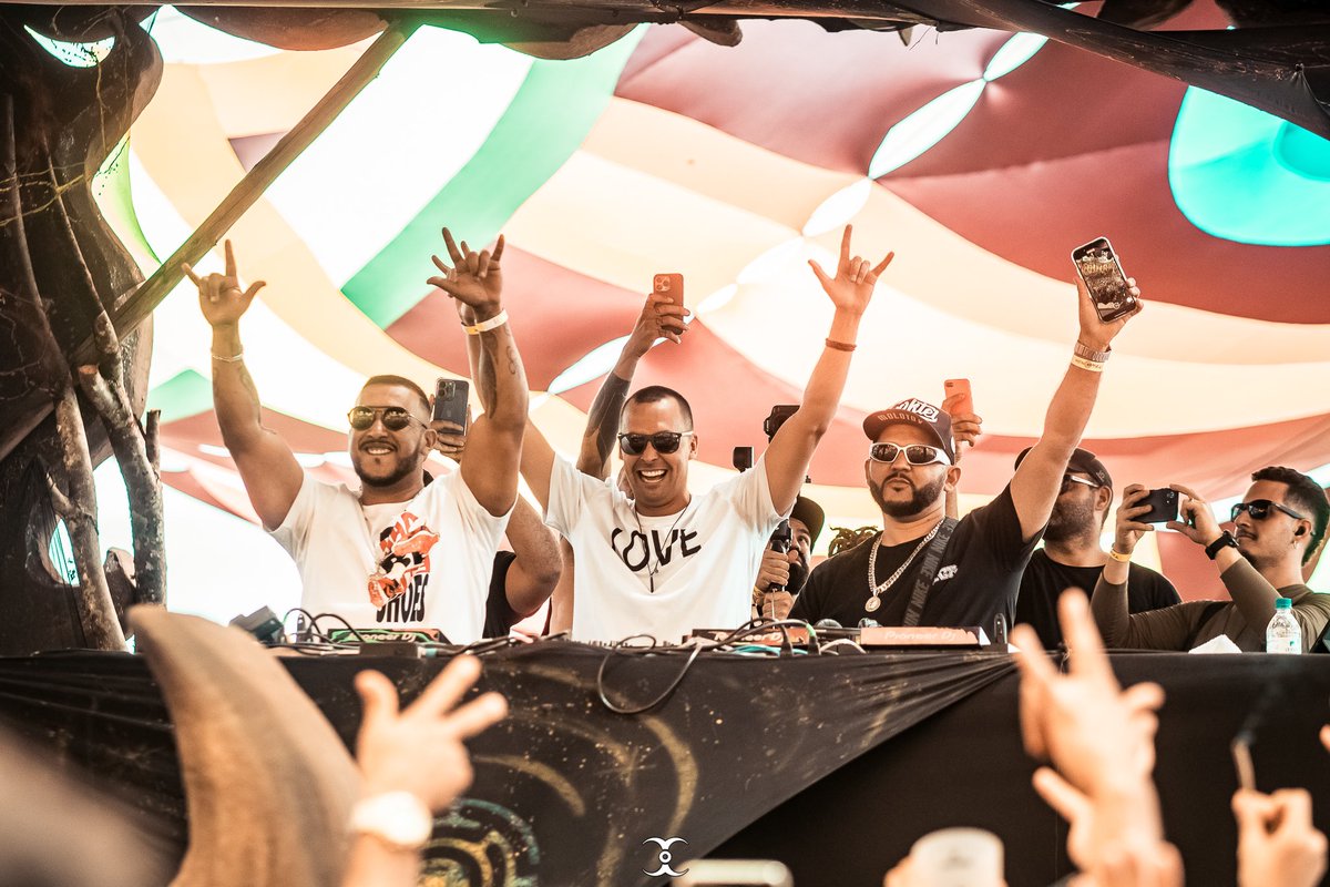 Os donos da versão original da 🇯🇲  Coktel molotov subiram no palco comigo em Gyn. Eu sempre produzi musica com a nossa cultura, minha vibe é por musica brasileira na minha Arte, 🇯🇲 é a voz da perifa sendo amplificada ao redor do mundo, e o credito da obra original é dos meninos.