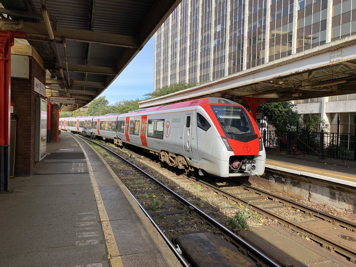 loypass_SCCar's tweet image. 🚈 First #class231 Flirt outside East Anglia taken - a peaceful ambience for a straight-diesel unit. With the modern fittings, obvs. 🔌🛜 @tfwrail #Stadler #Cardiff