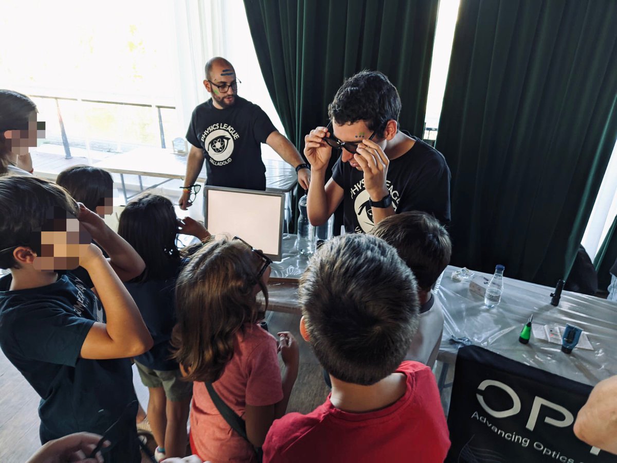Physics_League's tweet photo. El pasado 29 de septiembre nos desplazamos hasta el Museo de la Ciencia de Valladolid para celebrar la “European Researchers’ Night”.

Gracias a toda la gente que vino a vernos, y a nuestro patrocinador @OpticaWorldwide . ¡Esperamos volver a vernos pronto! https://t.co/7Yd3LtOQnk