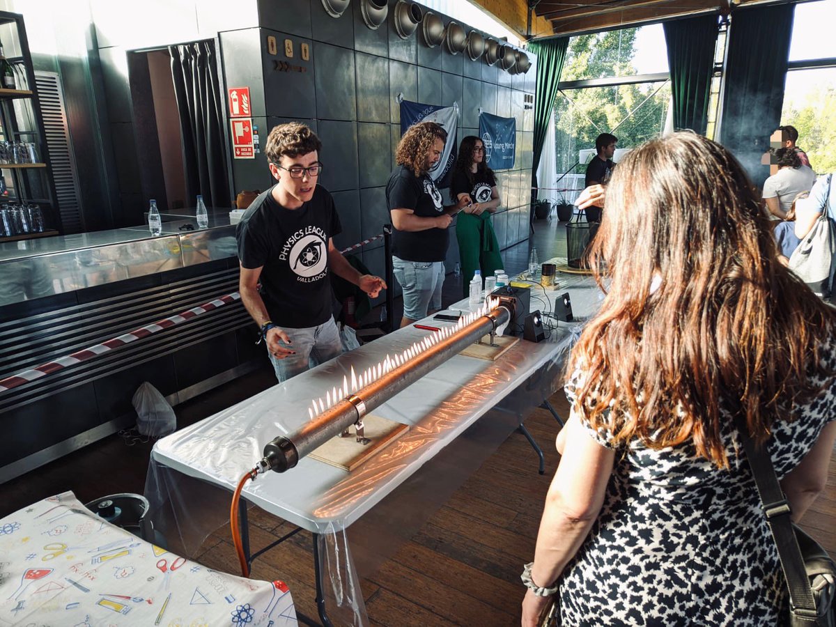 Physics_League's tweet photo. El pasado 29 de septiembre nos desplazamos hasta el Museo de la Ciencia de Valladolid para celebrar la “European Researchers’ Night”.

Gracias a toda la gente que vino a vernos, y a nuestro patrocinador @OpticaWorldwide . ¡Esperamos volver a vernos pronto! https://t.co/7Yd3LtOQnk