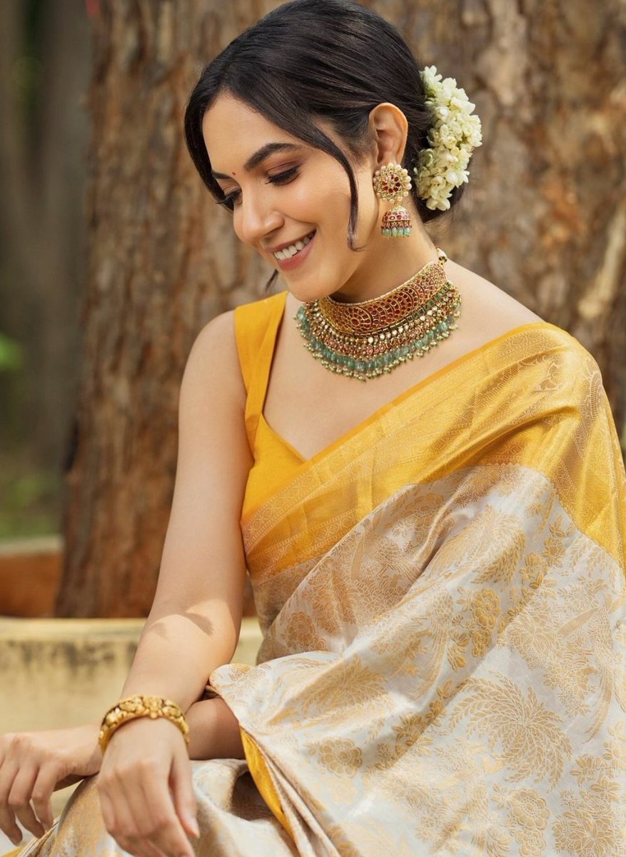 RituVarmaFP's tweet photo. Gold &amp; Glittering @riturv 💛✨ https://t.co/1xX7q56bFK