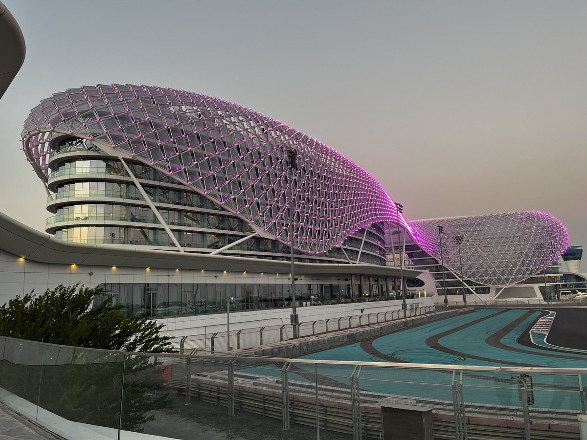 xelecbtower's tweet photo. Good evening Abu Dhabi https://t.co/00pJUIC4A8