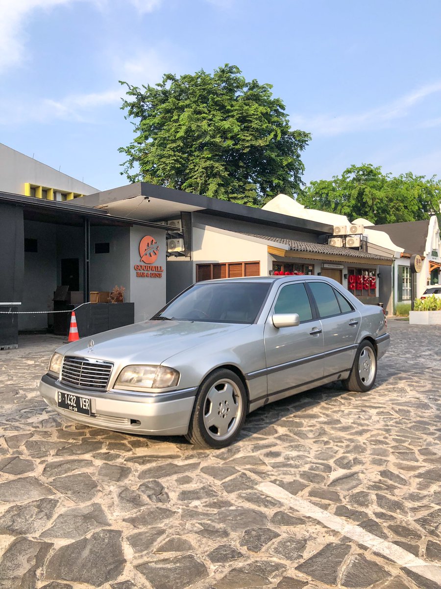 HoldenKlasik's tweet photo. Mercedes Benz W202 C200 AT 1997
Engine siap luar kota
Kaki² senyap luar biasa
AC dingin sampai beku 
Cat ori (ada kusam kecil di kap mesin) 
Stnk bpkb lengkap, pajak on 
Peremajaan kaki², tune up engine, oli 
Velg AMG aero R17 

70 jt nego 
Lok. halim jaktim
0859-4770-8696 Zidan https://t.co/MnBFB0P8mz