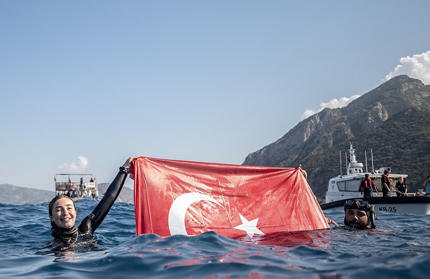 Cumhuriyetimizin 100. yılında, “Hatay’a nefes ol” sloganıyla dalarak dünya rekorunu Hatay’da kıran ve bu dalışla kız çocuklarının eğitimine destek olmayı hedefleyen Şahika Ercümen’i başarısından ve kız çocuklarının geleceği için gösterdiği duyarlılıktan dolayı tebrik ederim.
