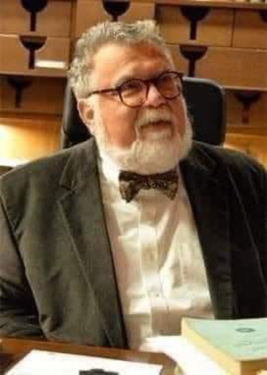 ✍️CELAL ŞENGÖR HOCA'DAN DEĞERLENDİRME

Türkiye halkı kravat takar, lüks otomobillerde dolaşır, bikinili hatunları sosyetik plajları doldurur, plansız şehirlere şekilsiz gökdelenler inşaa ederek yaşanmaz hale getirir, ama tüm bu halk zenginiyle fakiriyle, şehirlisiyle köylüsüyle