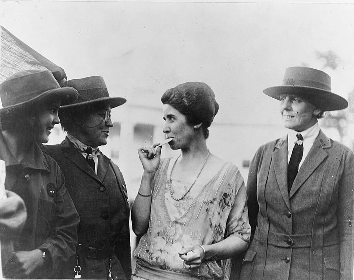 100YearsAgoNews's tweet photo. Oct. 17, 1923: First lady Grace Coolidge digs into a batch of Girl Scout cookies, a gift from Troop 42 from Washington, D.C., at the White House. The president's wife is also named honorary national president of the Girl Scouts, a volunteer role she will take on enthusiastically. https://t.co/tPV46o1gCT
