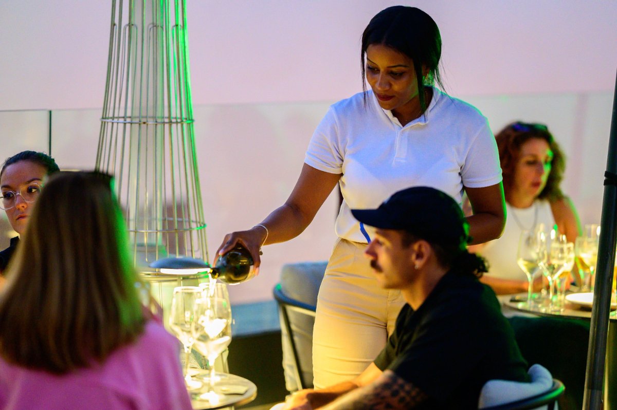 LpaVisit's tweet photo. 👏Hoy celebramos el #DíadelaHosteleria felicitando a los trabajadores y trabajadoras del sector, que son fundamentales en la experiencia de nuestros visitantes #LasPalmasdeGranCanaria #CapitaldeVida #Hosteleria
📸: Tony Hernández https://t.co/B2aPjCswQ5