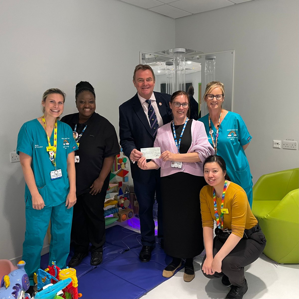 We were💜to meet Nigel from Mid Surrey Masters Lodge @SurreyMason to accept a 5⃣0⃣0⃣💷donation The gift will support Rainbow Children's Unit @croydonhealth 🌈 @SurreyMason are great supporters and friends to us, raising over 💷2⃣0⃣0⃣0⃣0⃣ to create new children's playgrounds